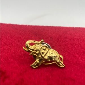 VTG lucky trunks up elephant goldtone metal lapel hat pin 1”